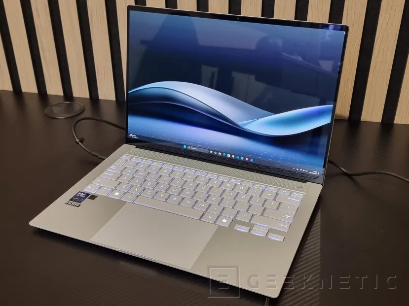 Geeknetic Intel Core Ultra 288V Review en ASUS Zenbook S 14 43